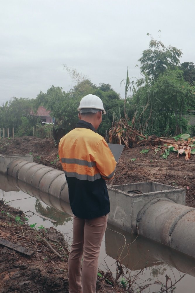 Asian,Male,Engineer,Works,As,A,Construction,Contractor,In,Drainage